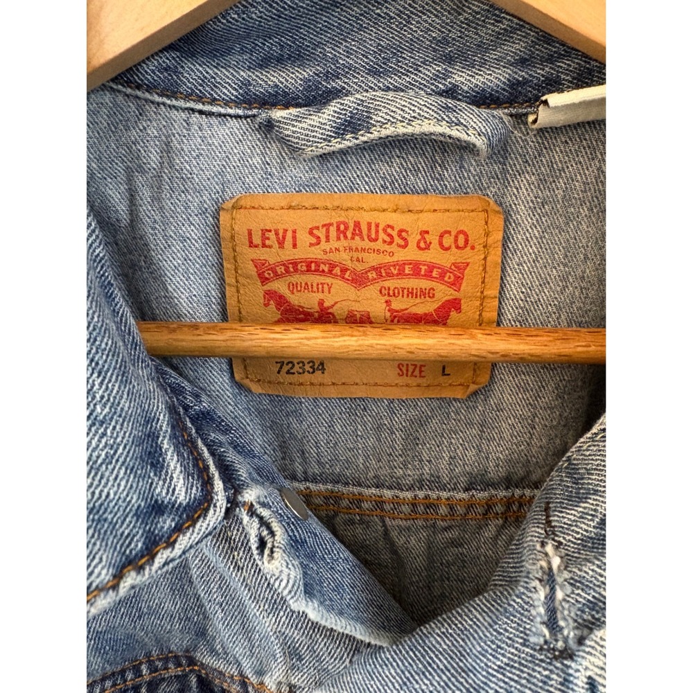 Levis 72334 Denim Trucker Jacket Mens Large Light Wash Blue Jean Coat - Picture 2 of 8